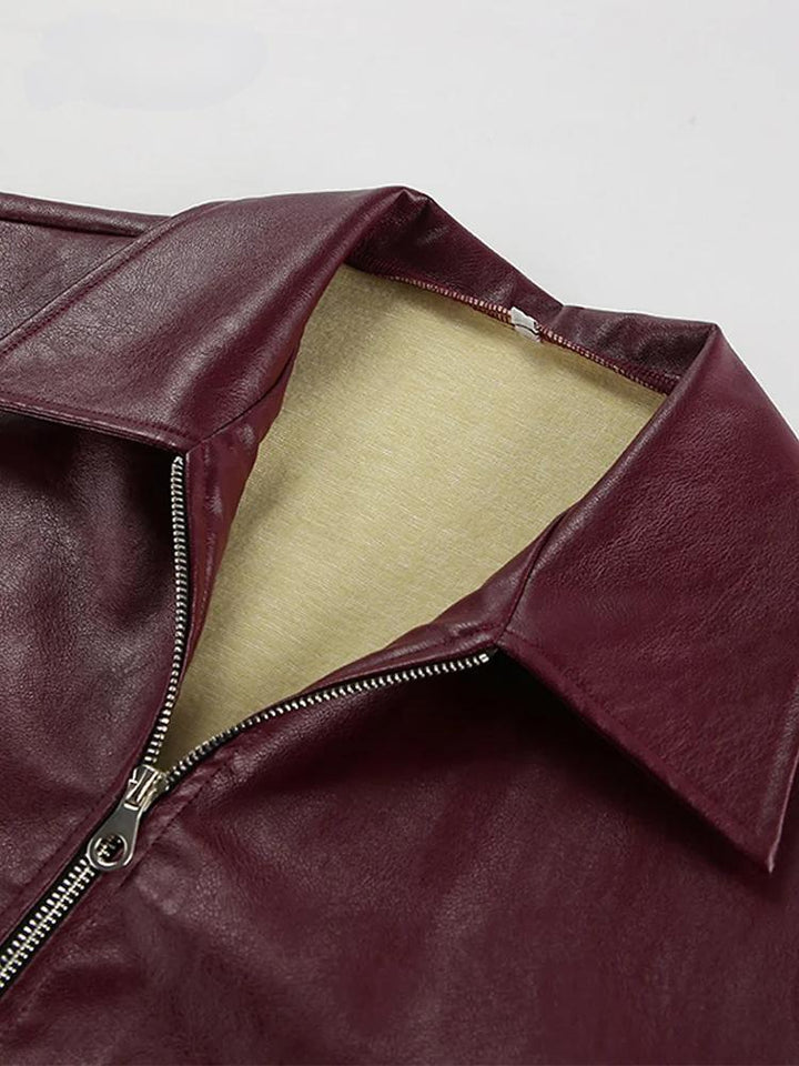 Bordeauxrote Kunstlederjacke mit stilvollem Reverskragen und Reißverschlussdetail