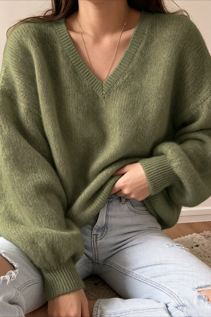 Seitliche Ansicht des olivgrünen Oversize-Pullovers mit lockerer Passform