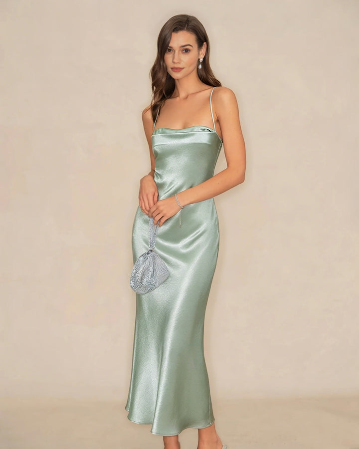 Grünes Maxikleid im A-Linien-Stil mit überkreuzten Trägern