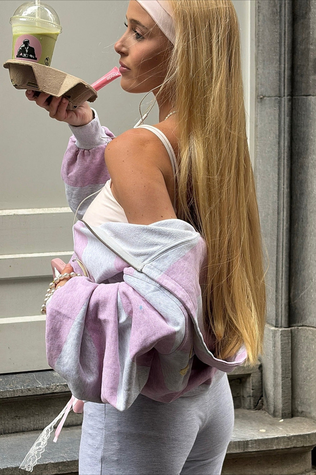 Damen Hoodie mit Kapuze und langen Ärmeln in Rückansicht