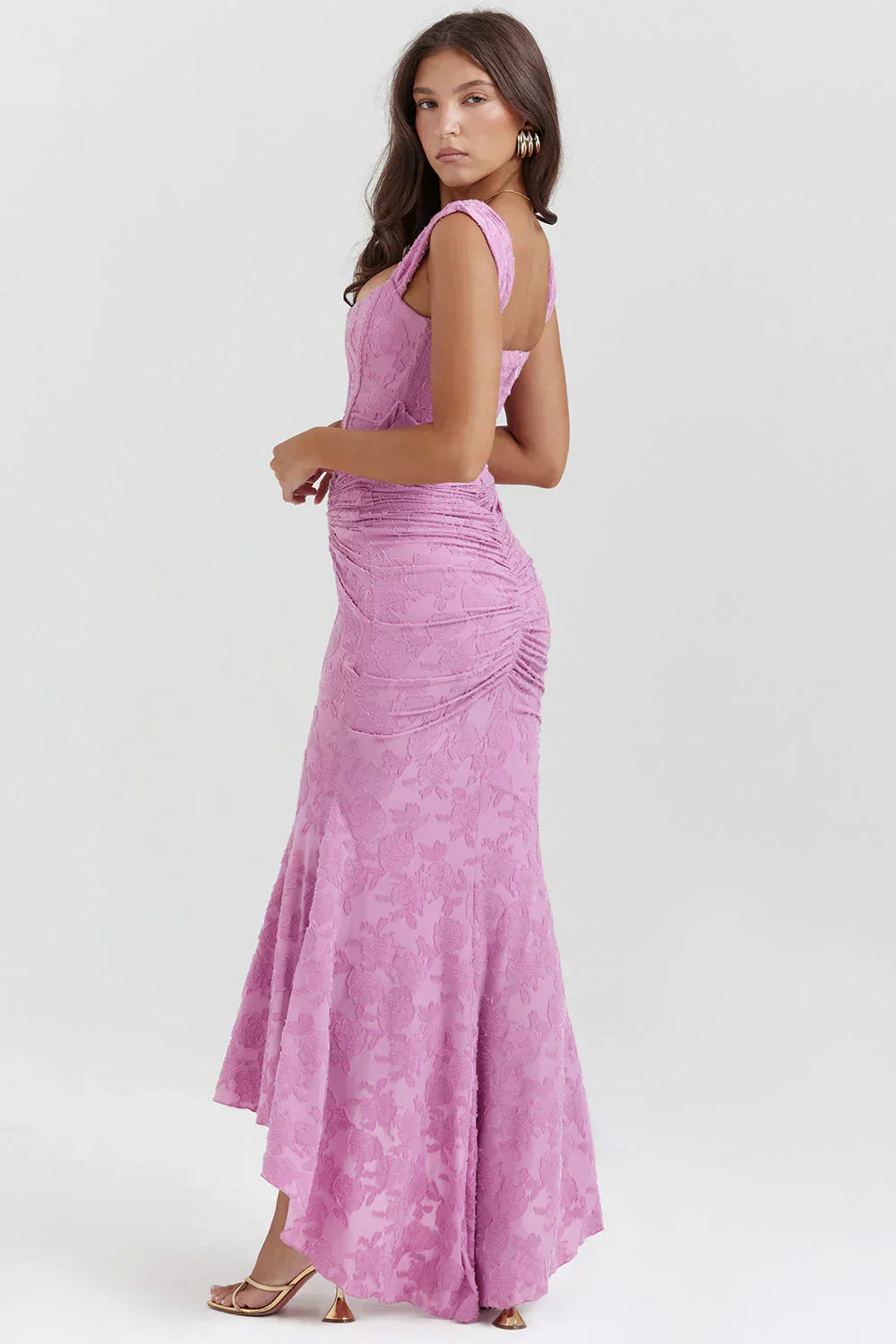 Figurbetontes Damenkleid mit luftigem Stoff und fließendem Fall