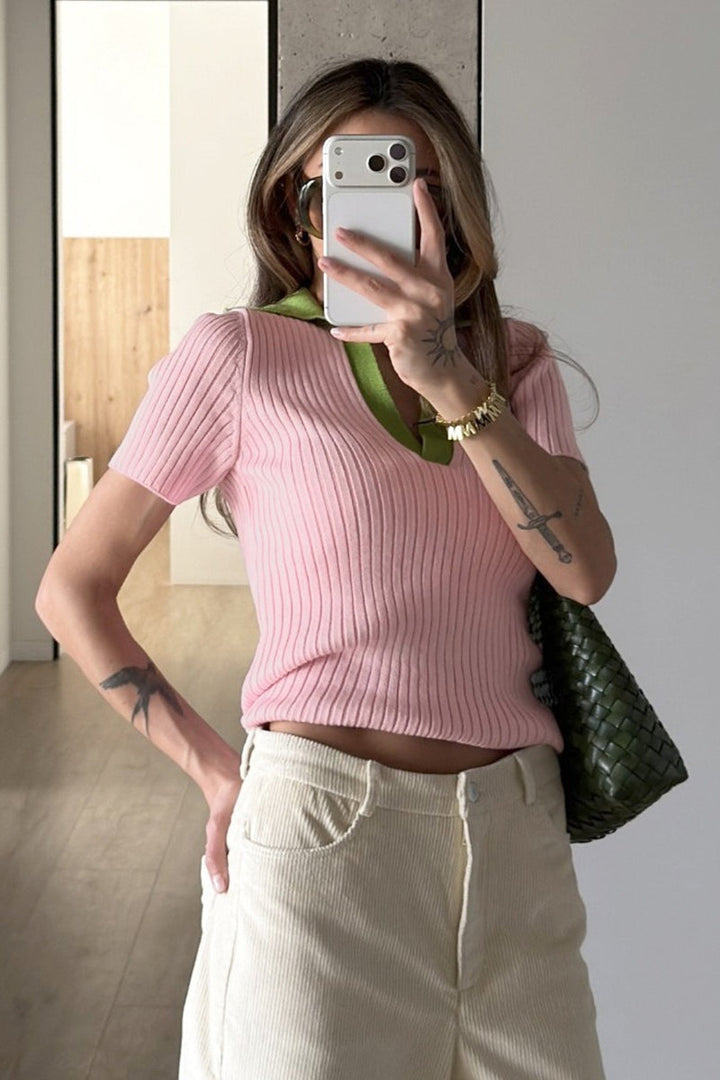 Damenpullover mit klassischem Polokragen und grünen Kontrastdetails