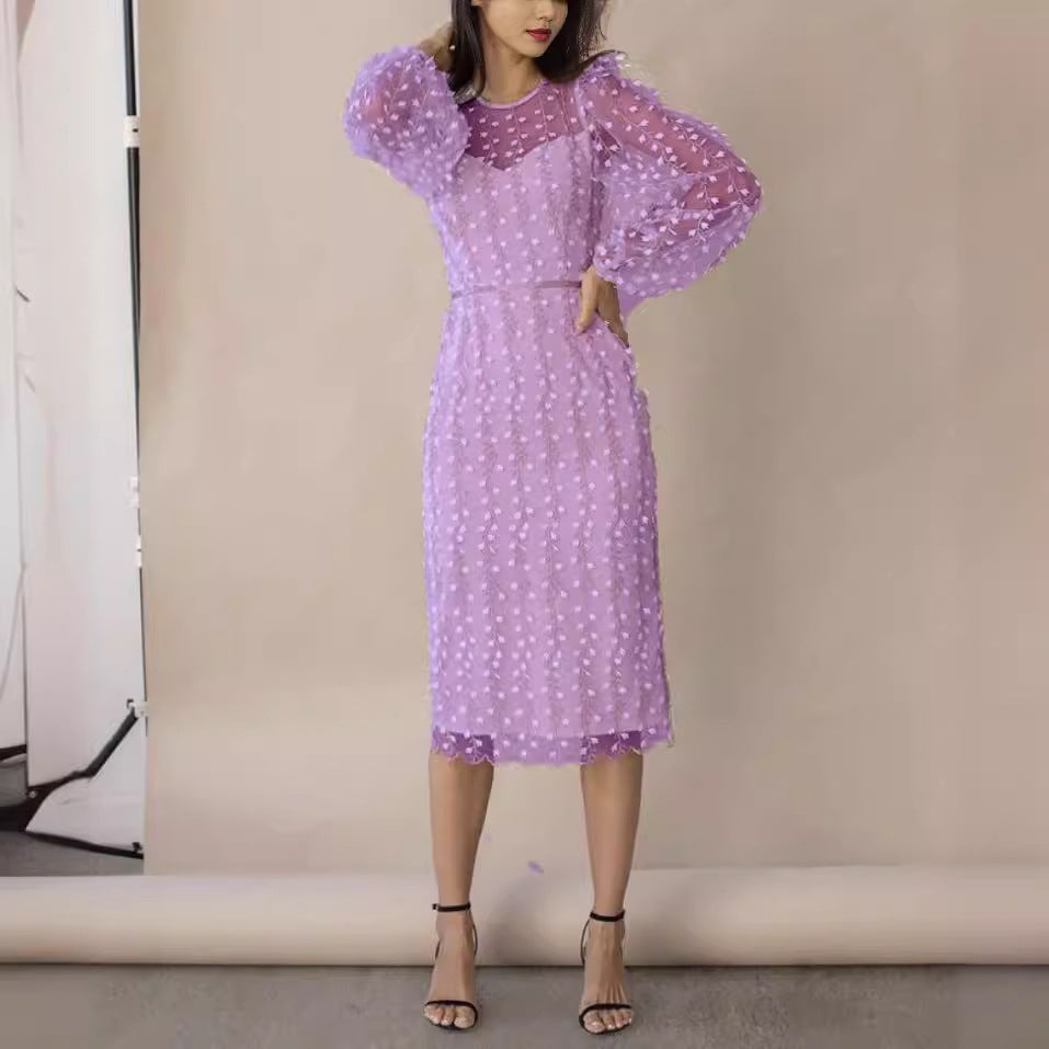 Damenkleid mit transparenten Puffärmeln und Blumenstickerei