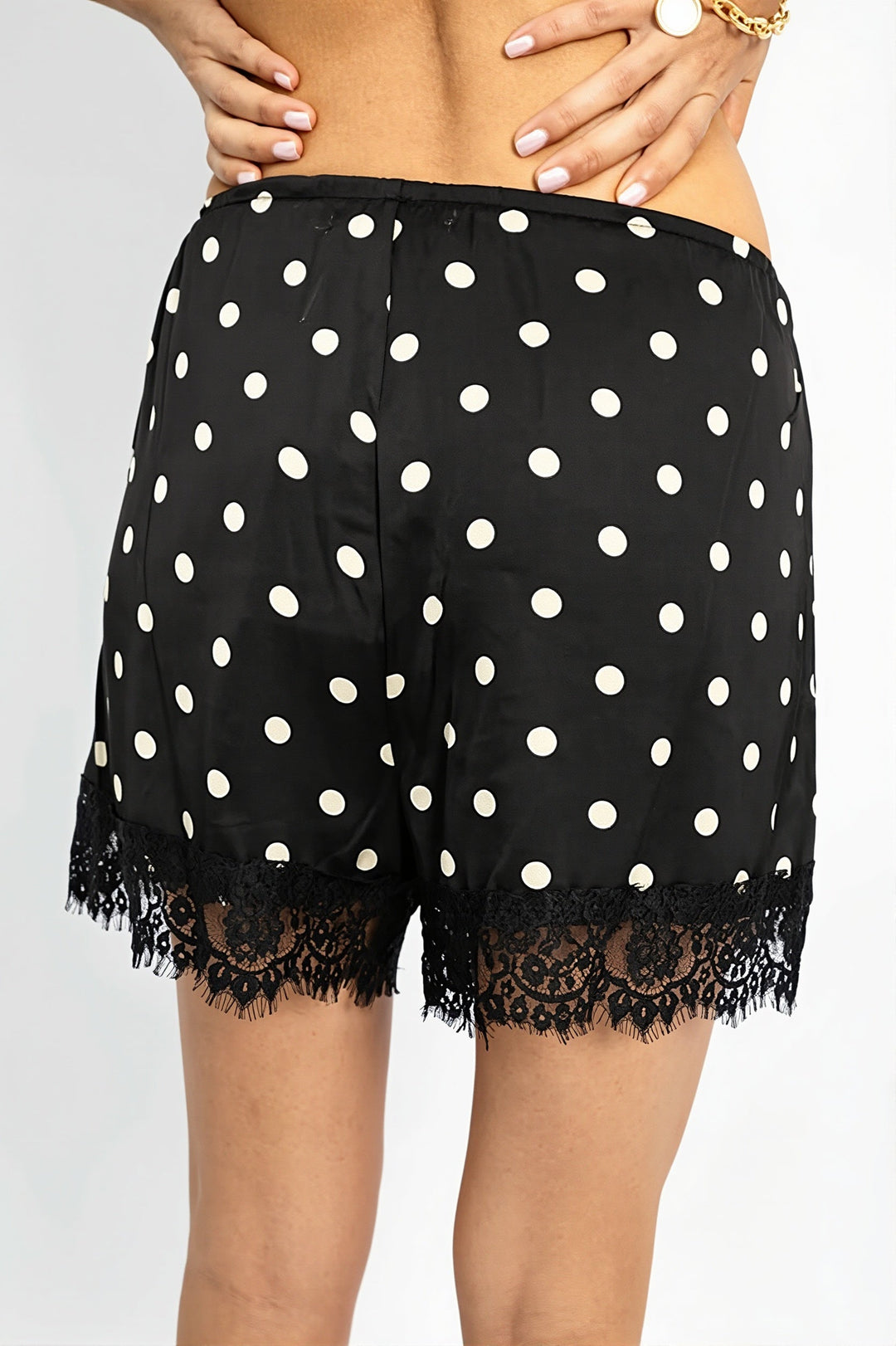 Detailansicht von Stoff und Spitzenbesatz der Damen Shorts