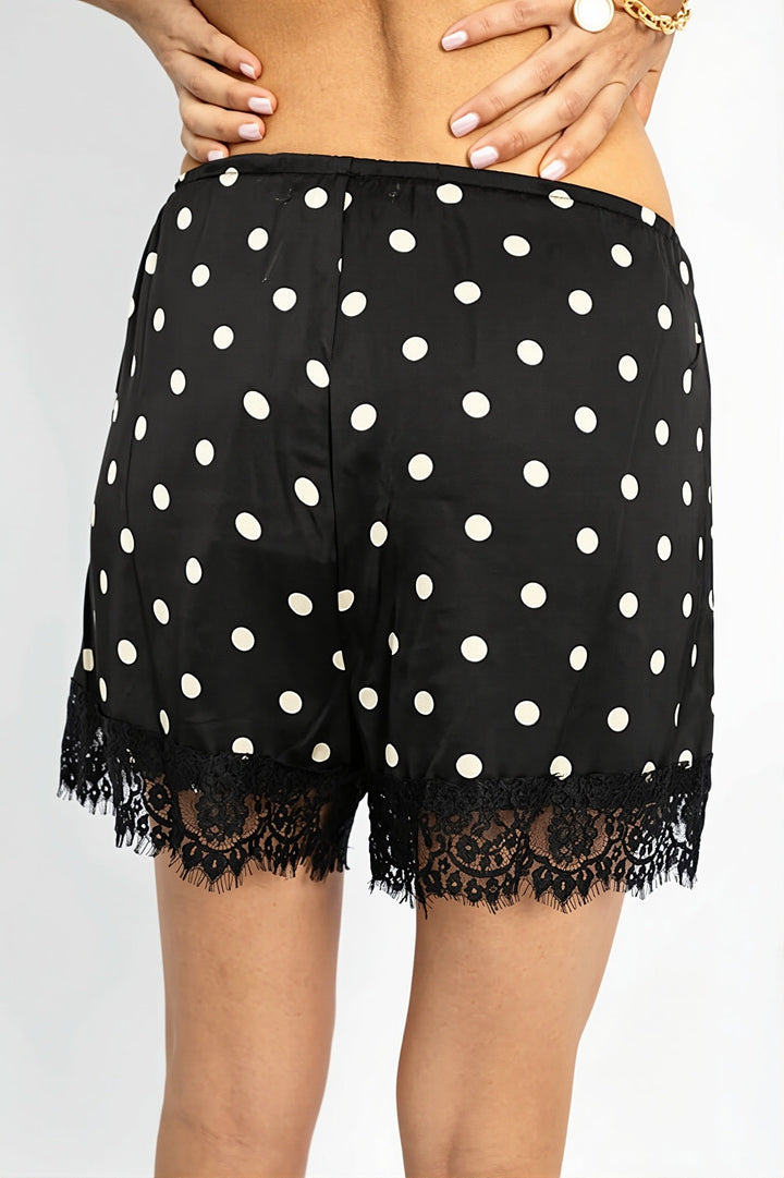 Detailansicht von Stoff und Spitzenbesatz der Damen Shorts