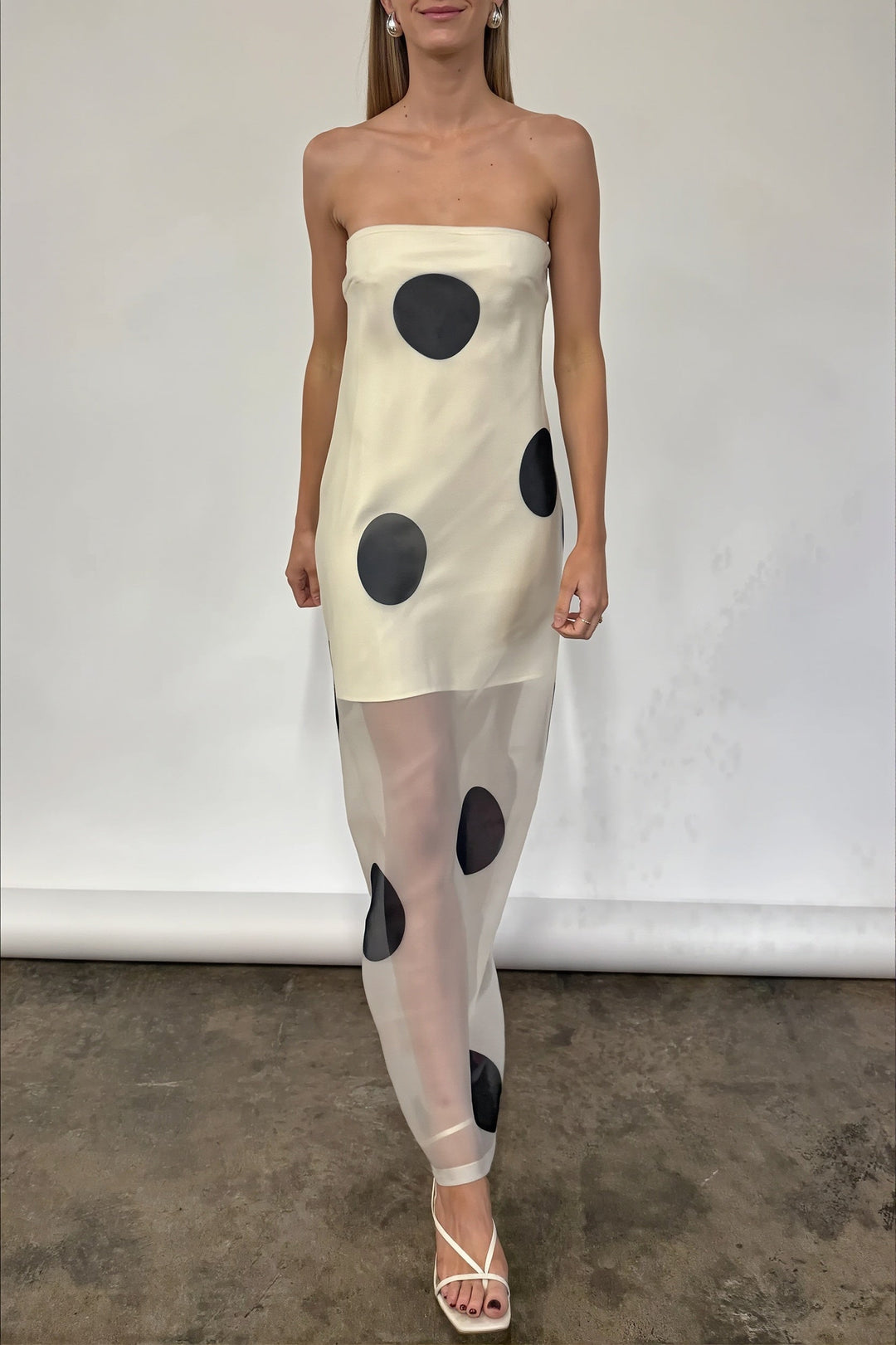 Elegantes Damen-Maxikleid mit Punkten und schmaler figurbetonter Passform