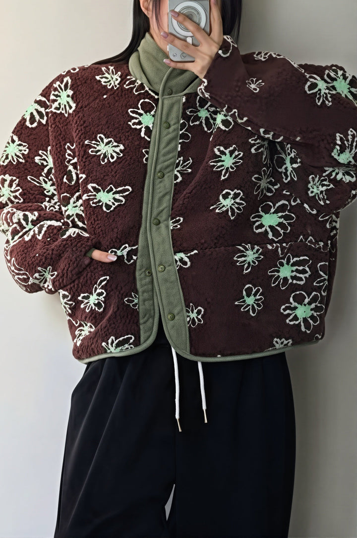 Seitliche Ansicht der warmen Damenjacke aus Sherpa-Fleece
