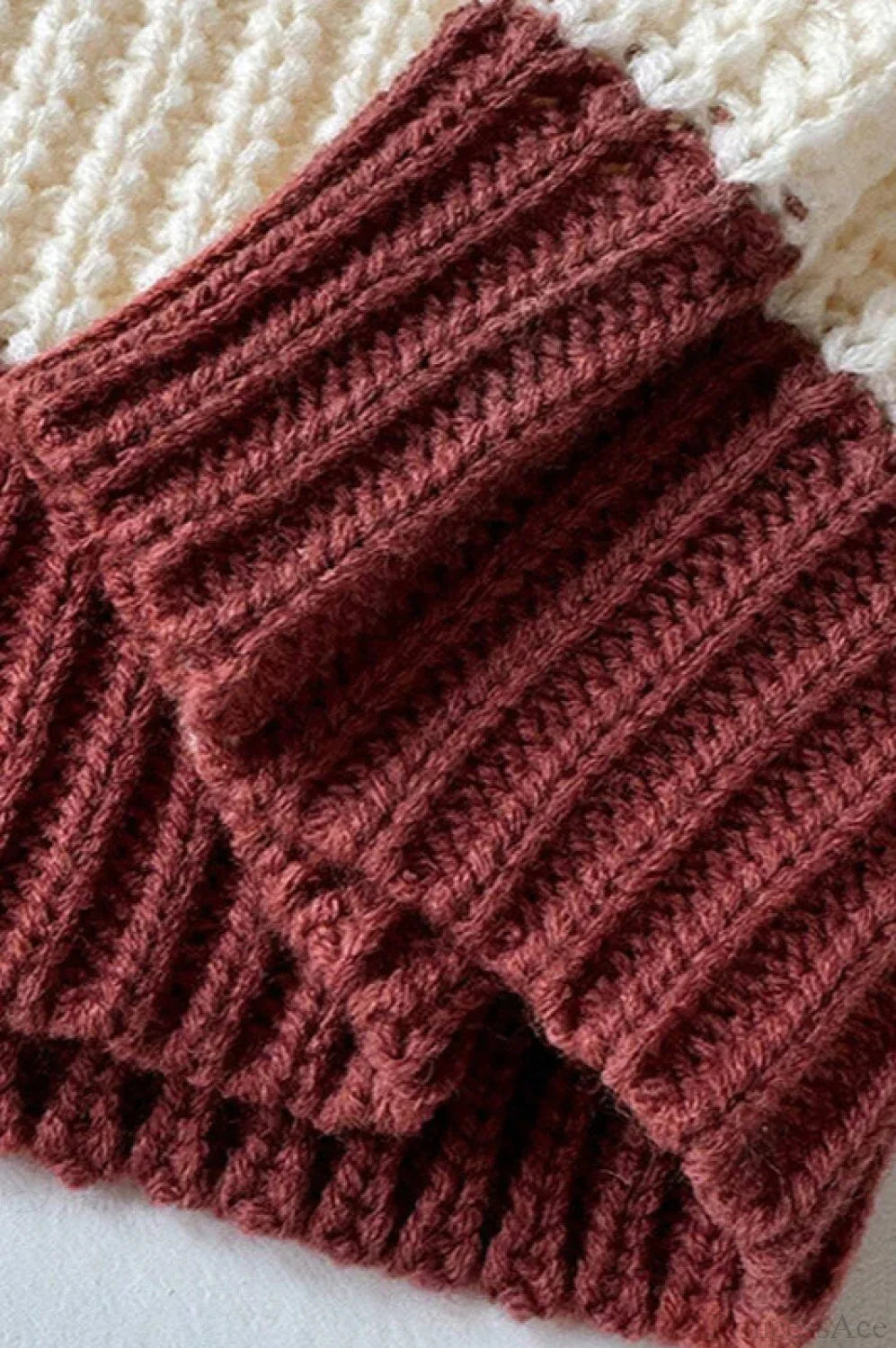 Detailansicht vom gestreiften Strickpullover mit weichem Strickmuster