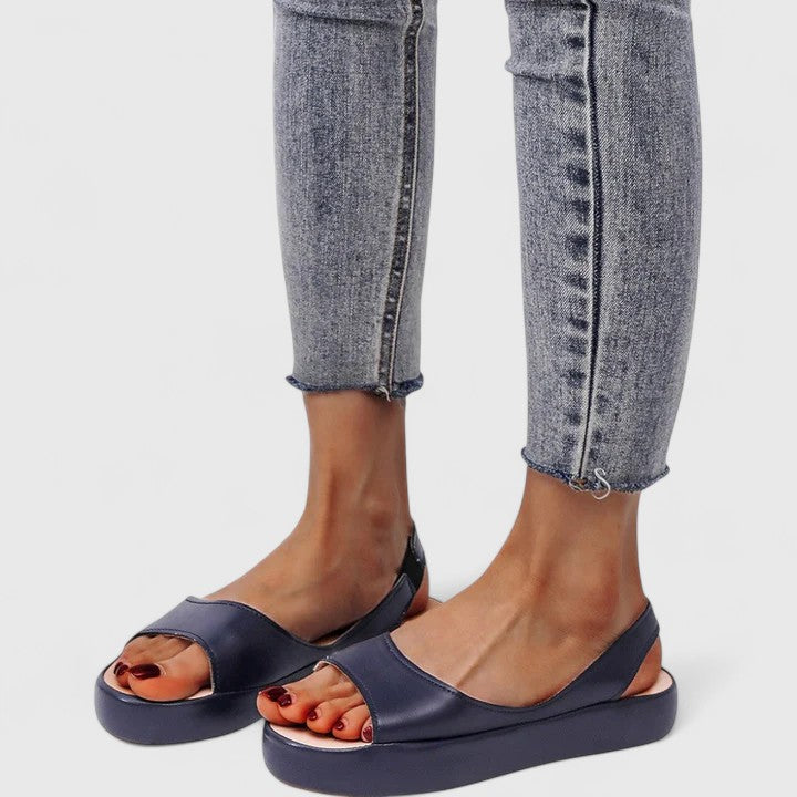 Bequeme Riemchensandalen für Damen in Schrägansicht