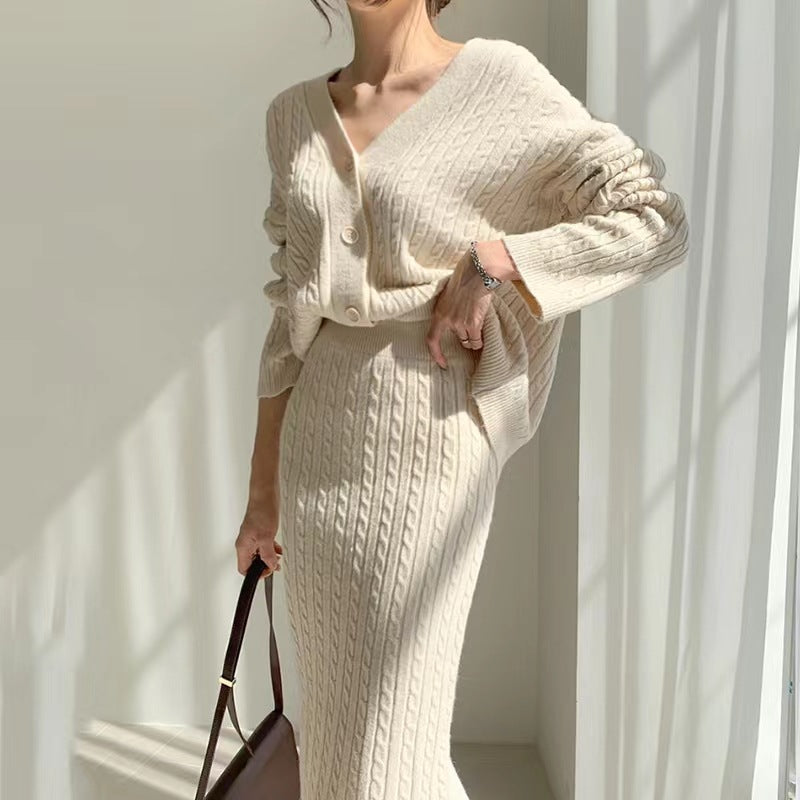 Nahaufnahme des Damen-Stricksets mit V-Ausschnitt und feiner Strickstruktur