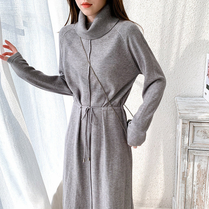 Gerade geschnittenes Damenkleid aus Strick, Ansicht der Vorderseite