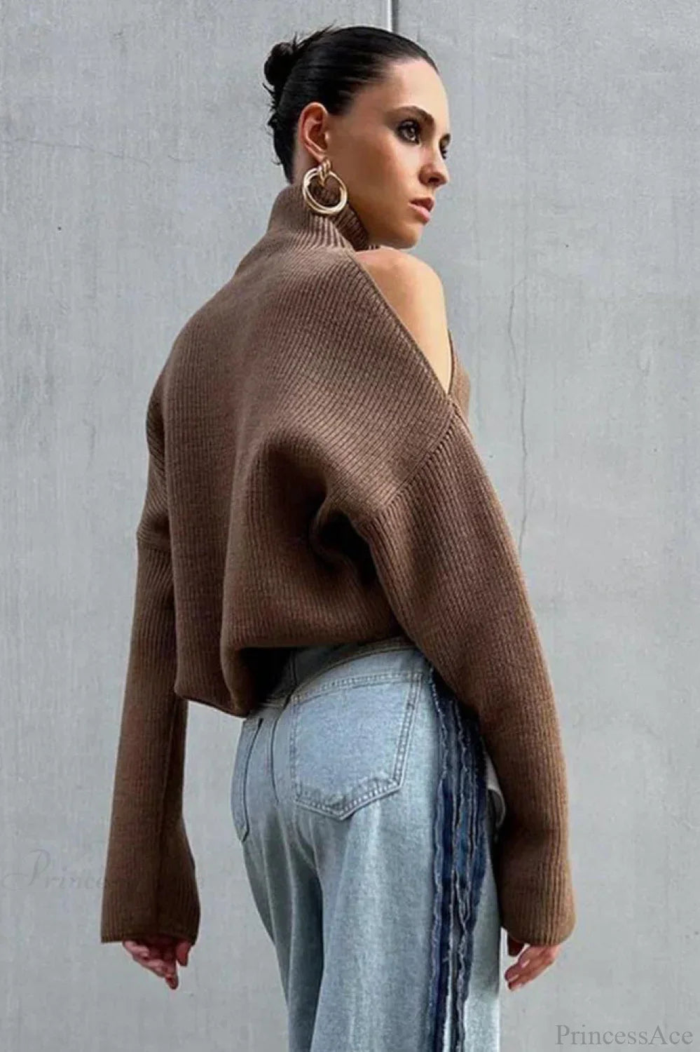 Damen Rollkragenpullover aus Strick mit Schulter-Cutout in Seitenansicht