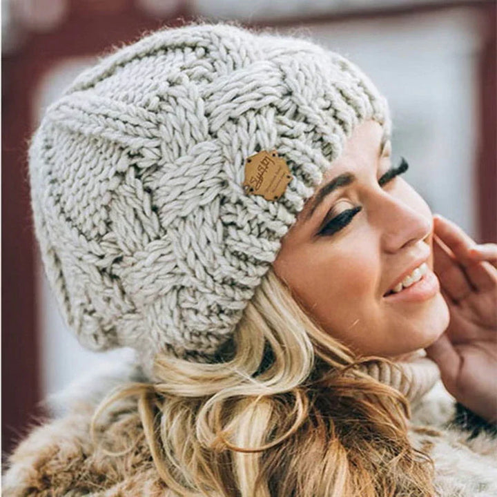 Damen-Strickmütze für Herbst und Winter auf neutralem Hintergrund