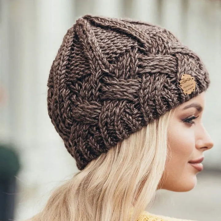 Bequeme Strickmütze für Damen in einer herbstlichen Alltagsszene