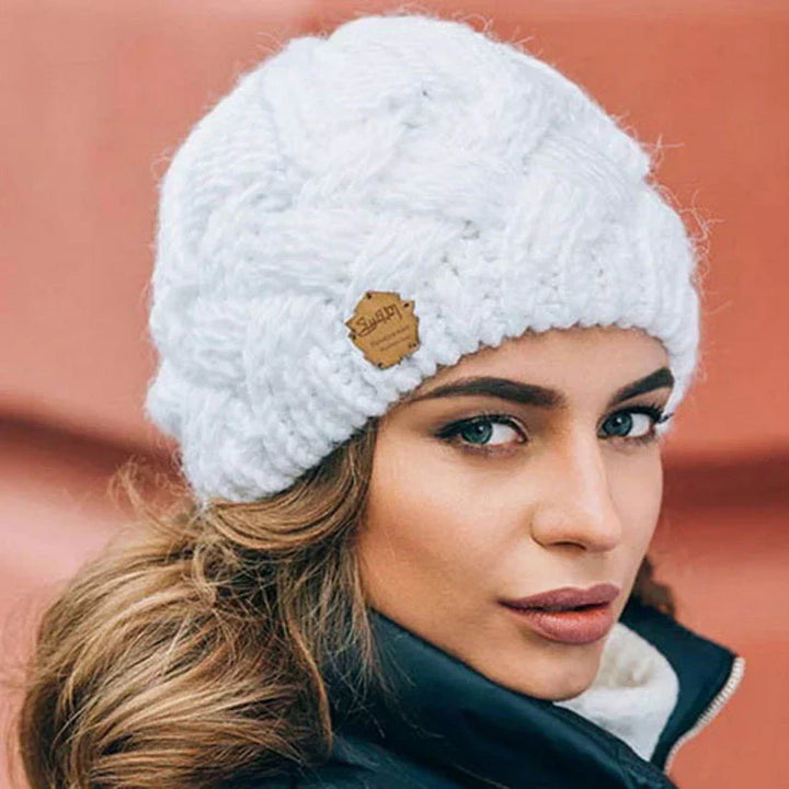 Schlichte Wintermütze für Damen in einer stilvollen Produktansicht