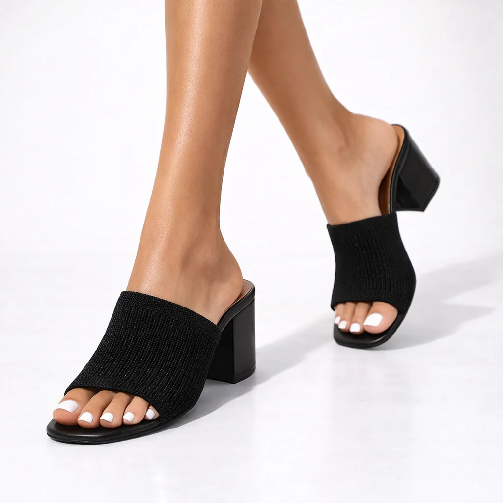 Damen Pumps mit Blockabsatz aus weichem Obermaterial in seitlicher Ansicht