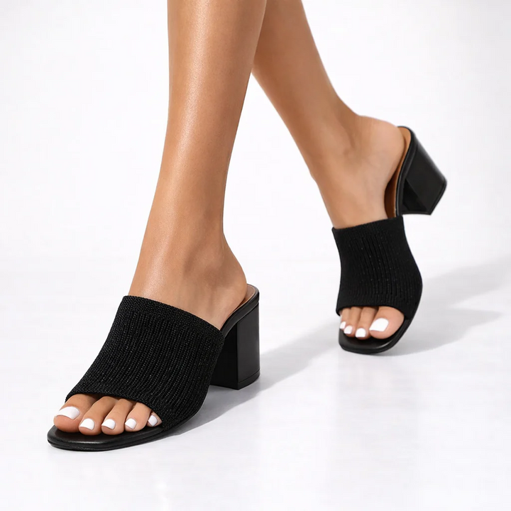 Damen Pumps mit Blockabsatz aus weichem Obermaterial in seitlicher Ansicht
