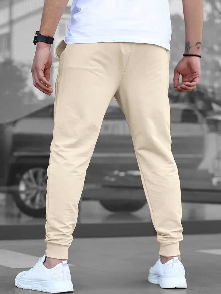 Herren Jogginghose Soft Touch am Model in lässiger Pose
