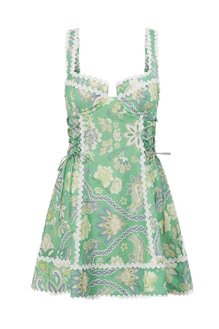 Sommerliches Damen Minikleid mit Print und Spaghettiträgern in Nahaufnahme