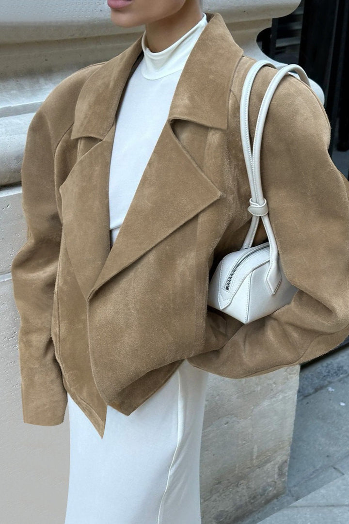 Damen Wildlederjacke kombiniert zu einem lässigen Alltagslook