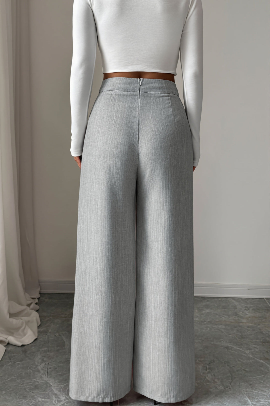 Detailansicht der hohen Taille mit Knopfverschluss an der Damenhose