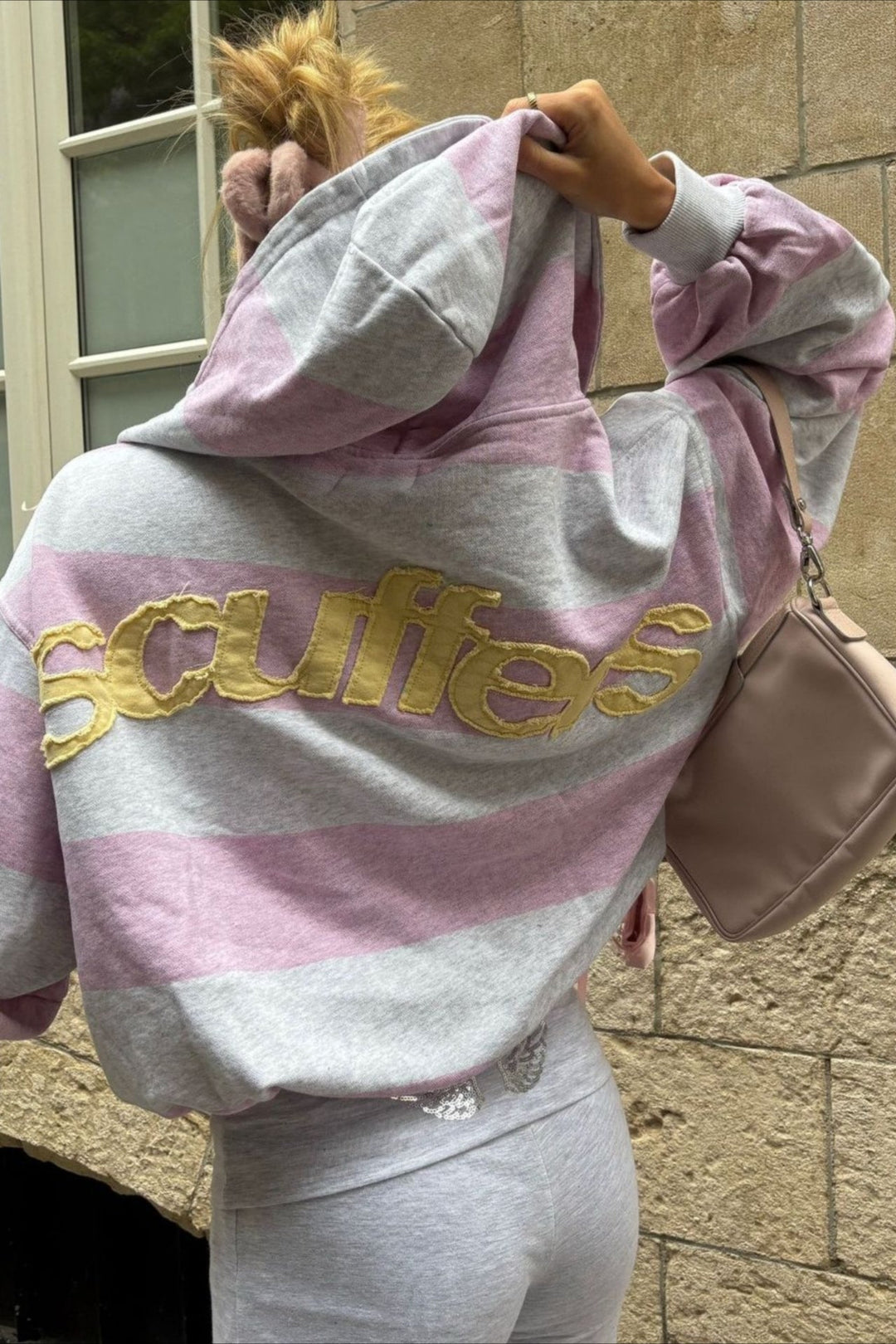 Damen Hoodie mit Streifen-Patchwork und lockerer Passform in Vorderansicht