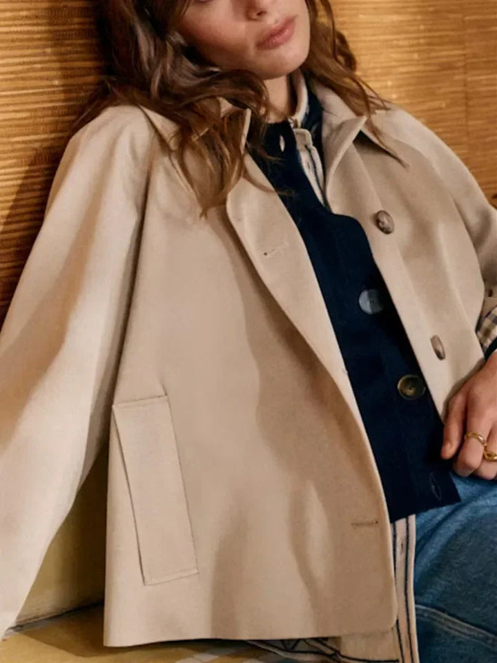 Klassischer Karo-Trenchcoat mit umgelegtem Kragen