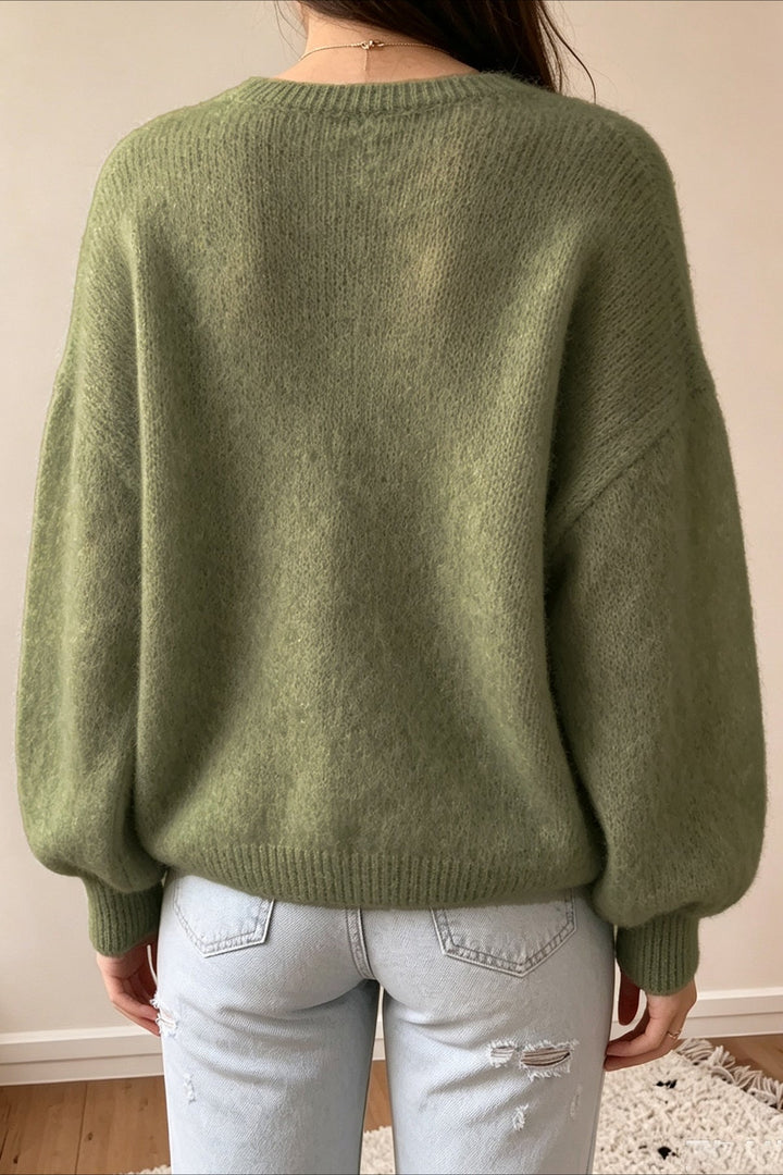 Detailansicht des olivgrünen Strickpullovers mit geripptem V-Ausschnitt