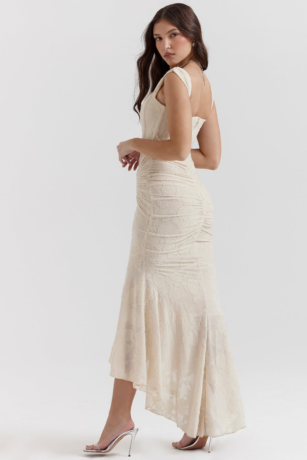 Fließendes, taillenschmeichelndes Kleid für mühelosen Stil