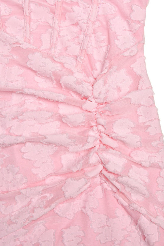 Figurbetontes Spitzenkleid für besondere Anlässe