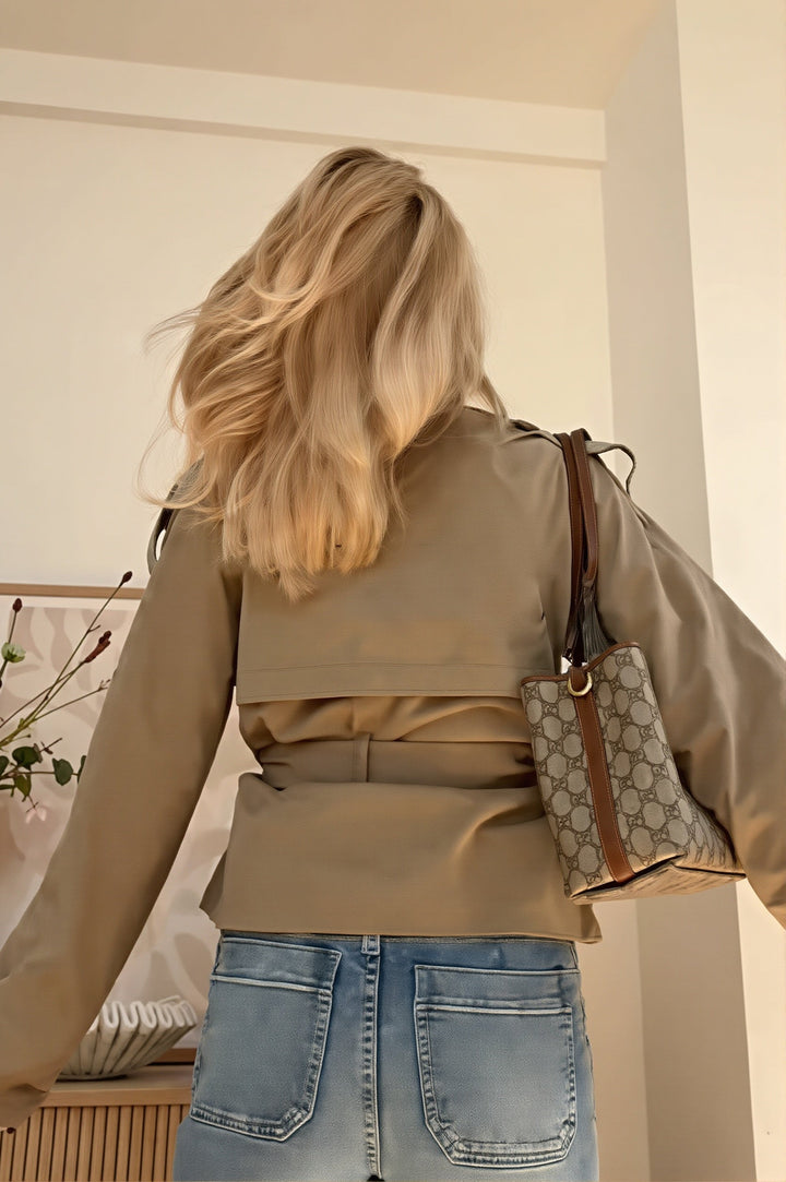 Detailansicht der zweireihigen Knopfleiste an der Cropped-Trenchjacke