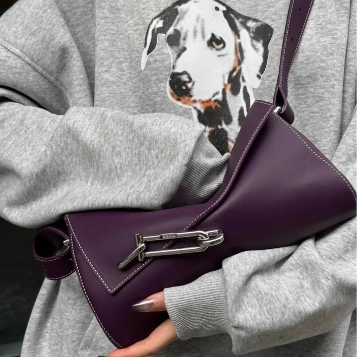 Helviora® | Schwarze Schultertasche mit asymmetrischem Verschluss