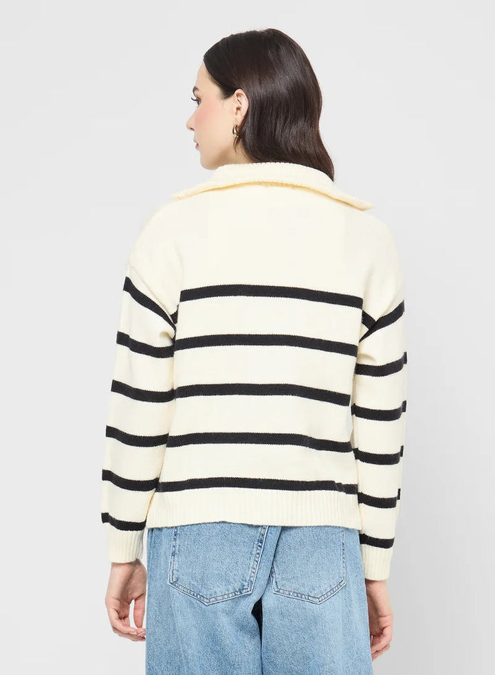 Gestreifter Statement-Pullover mit kräftigen Farbfeldern