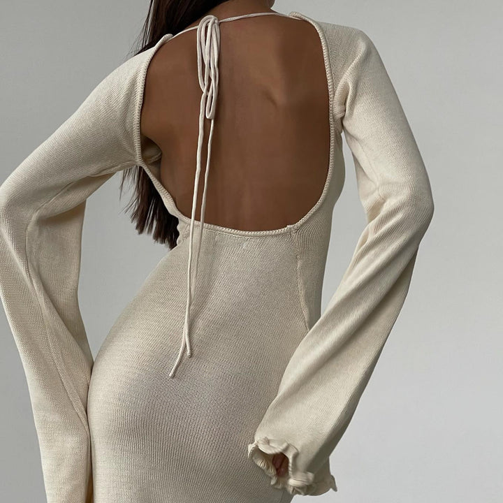 Elfenbeinfarbenes Maxikleid mit offenem Rücken und Wolkenstrick-Detail