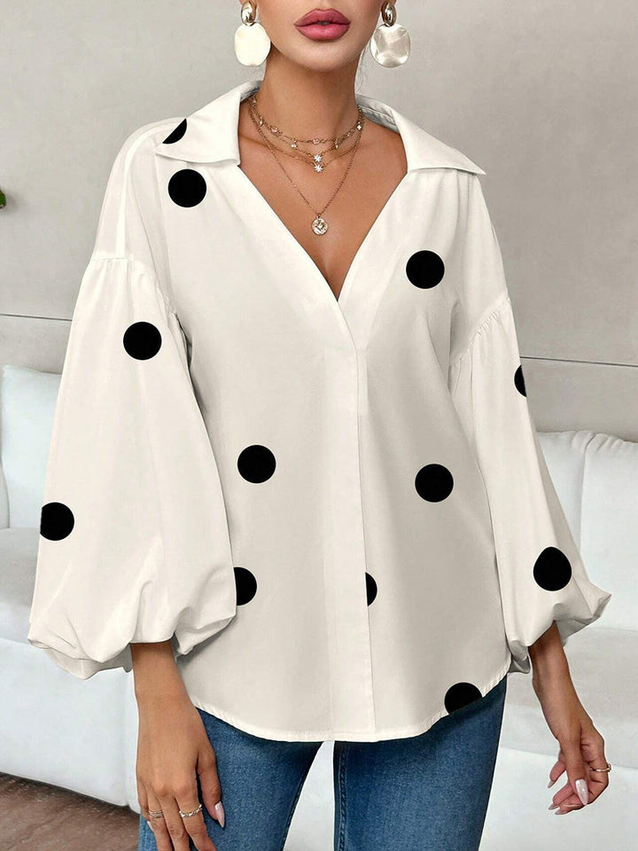 Rückansicht der Damenbluse mit Polka Dots und fließender Silhouette