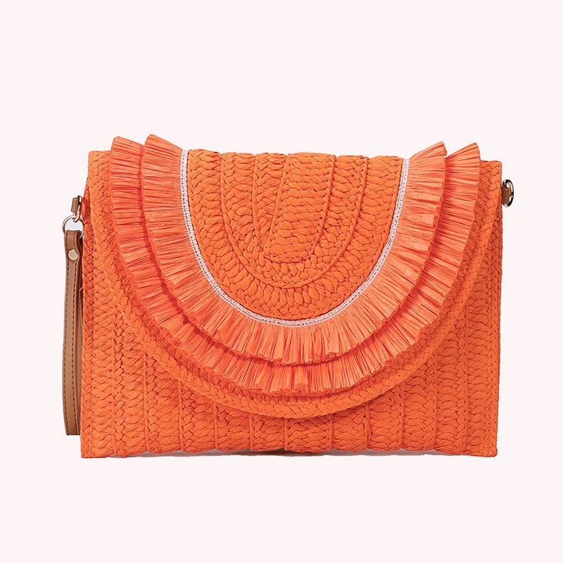 Geflochtene Clutch mit Fransenklappe