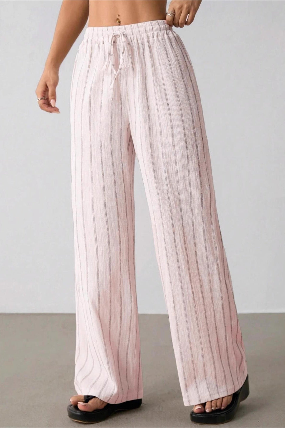 Stoffdetail der weiten Damenhose mit Streifenmuster und Colorblock