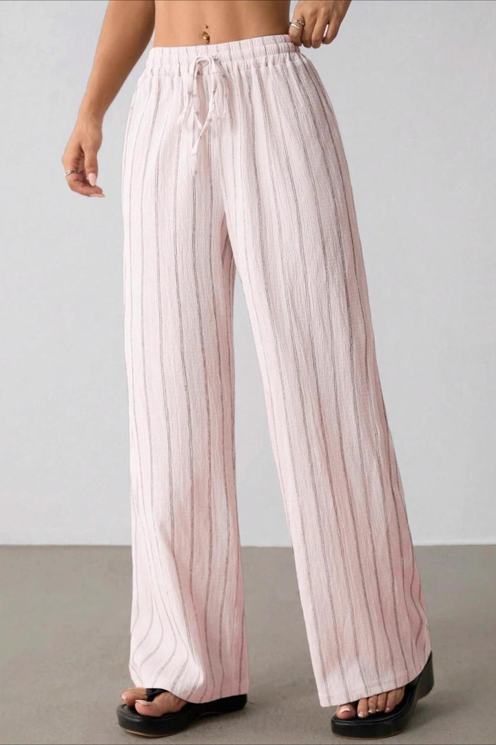 Stoffdetail der weiten Damenhose mit Streifenmuster und Colorblock