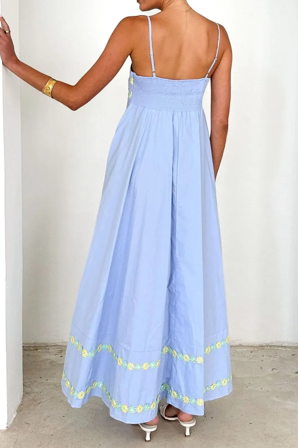 Maxikleid aus Satin mit Blumenstickerei