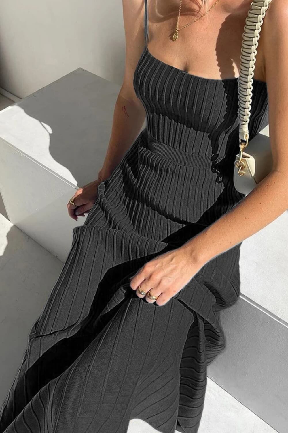 Plissiertes Midikleid mit Spitzenträgern aus Strick