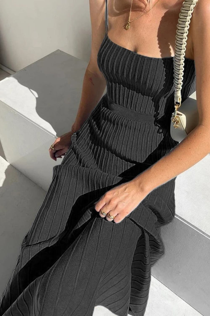 Plissiertes Midikleid mit Spitzenträgern aus Strick