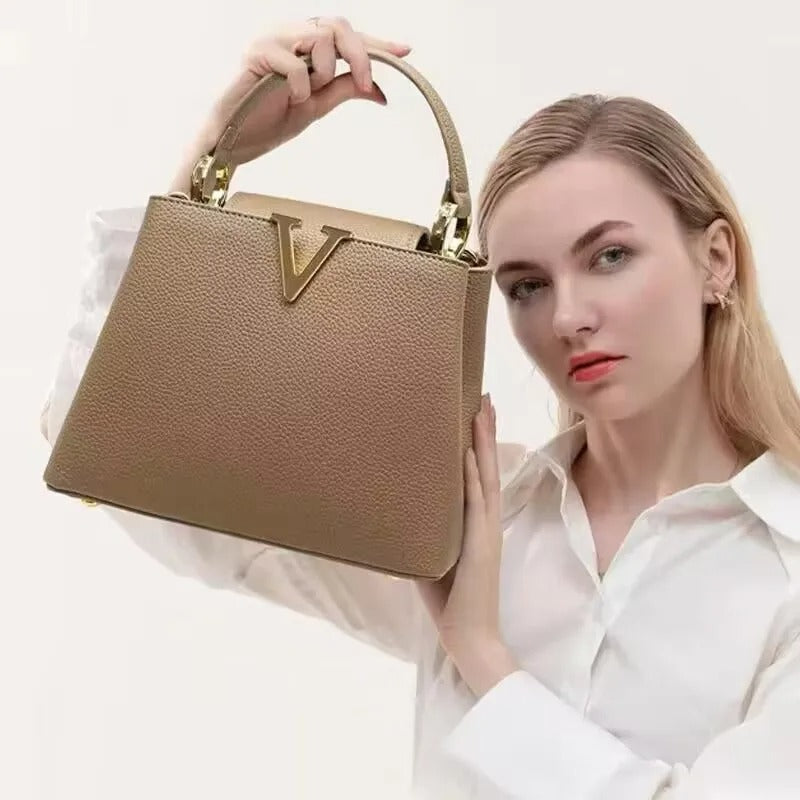 Helviora® | Strukturierte Handtasche mit goldfarbenem V-Detail