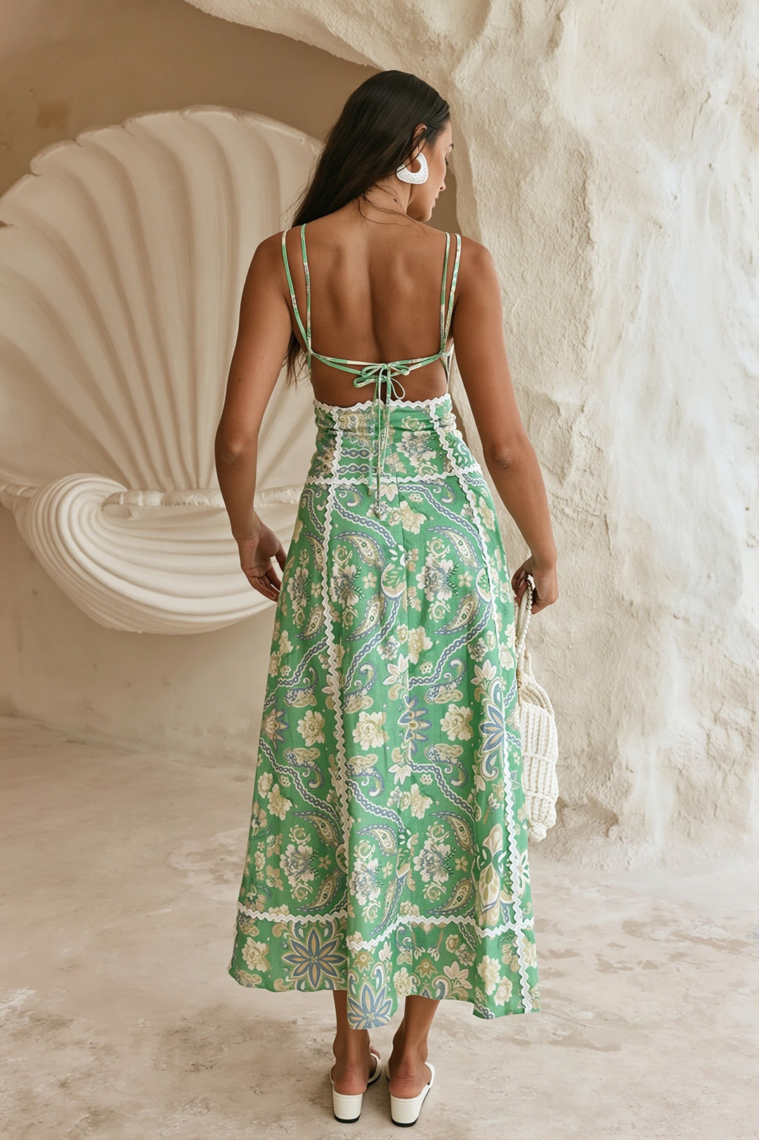 Damenkleid mit Blumenprint und Spitze in fließender Maxilänge