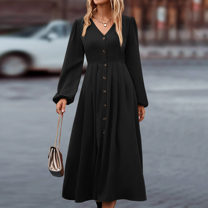 Detailansicht der Knopfleiste am Damen-Langarmkleid