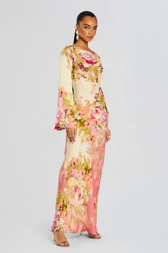 Blumiges Damen Maxikleid mit fließender Silhouette in Seitenansicht