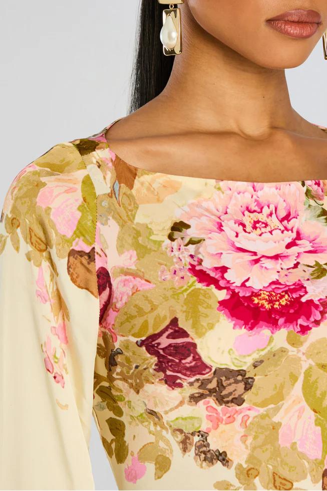 Detailansicht vom U-Boot-Ausschnitt und Blumenmuster des Damen Maxikleids