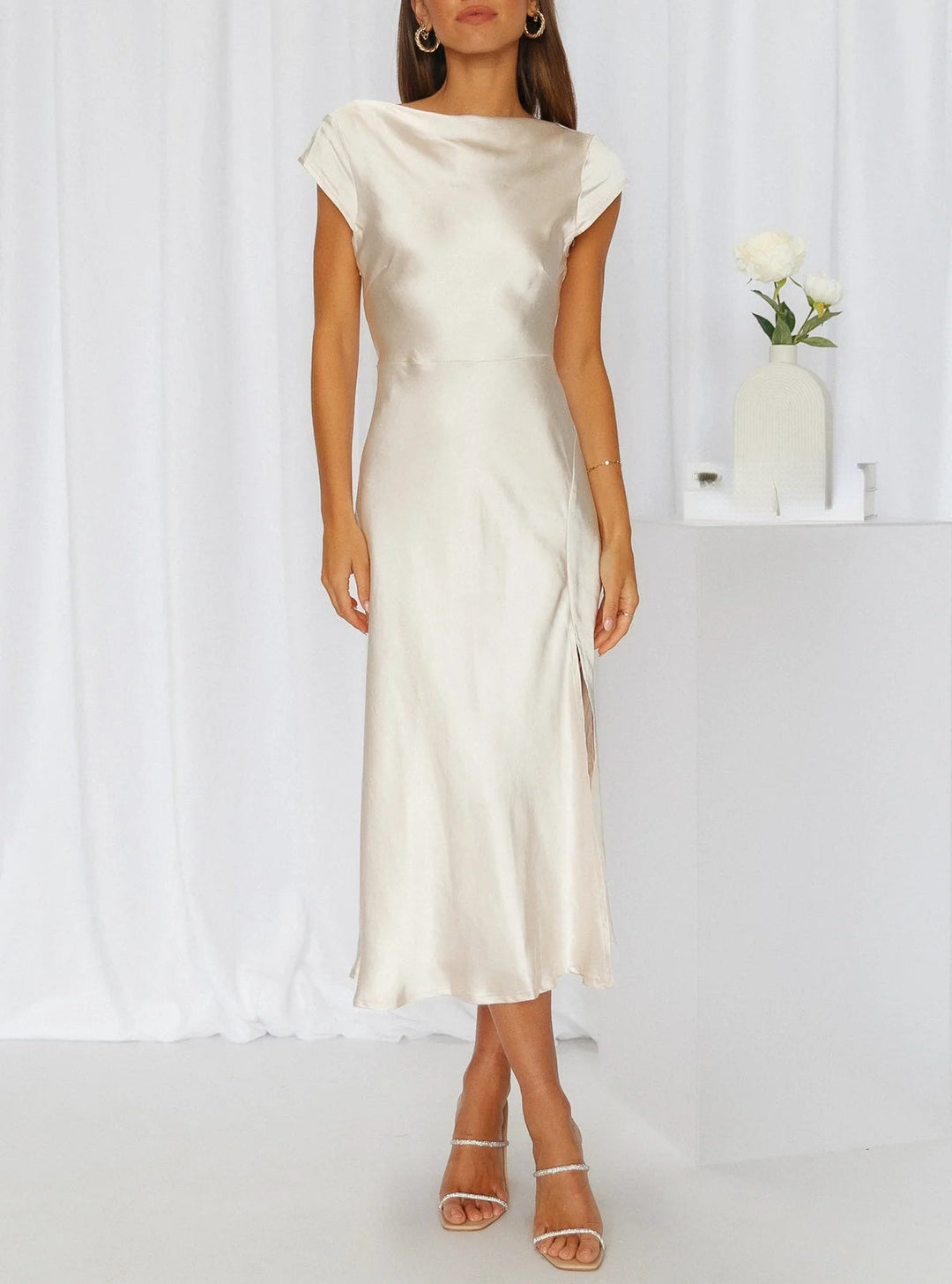 Elegantes Damenkleid in Midilänge mit Kappenärmeln und Beinschlitz
