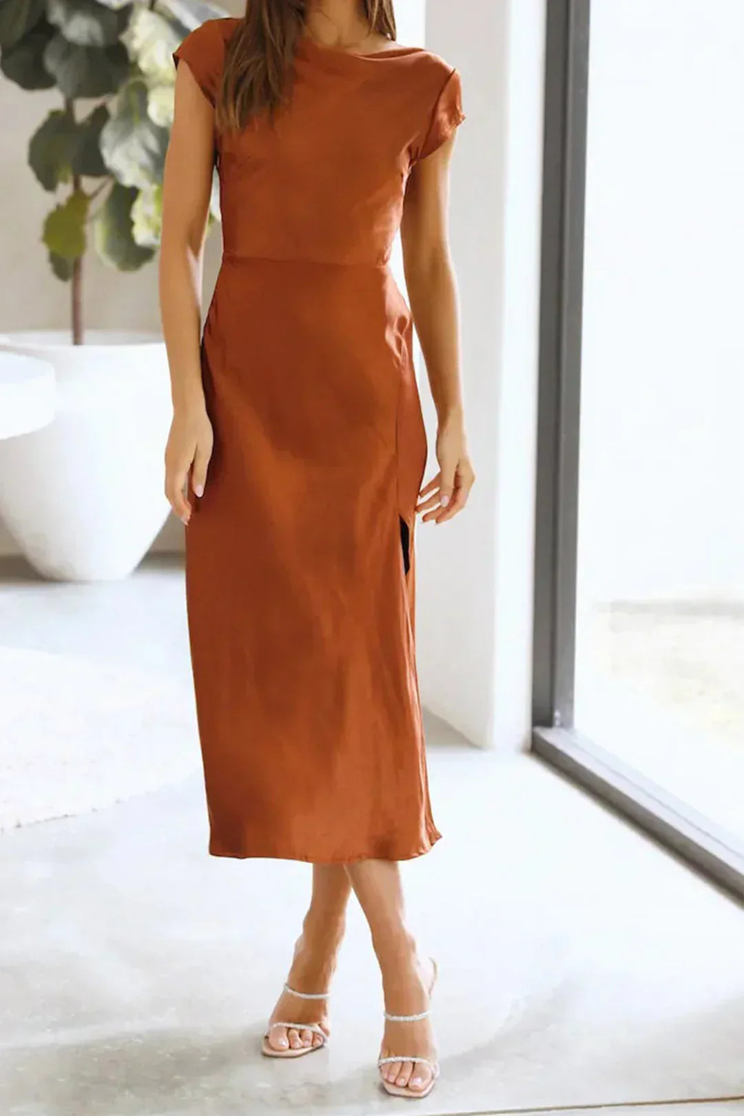 Damen Midikleid mit fließendem Wasserfallausschnitt in seitlicher Ansicht