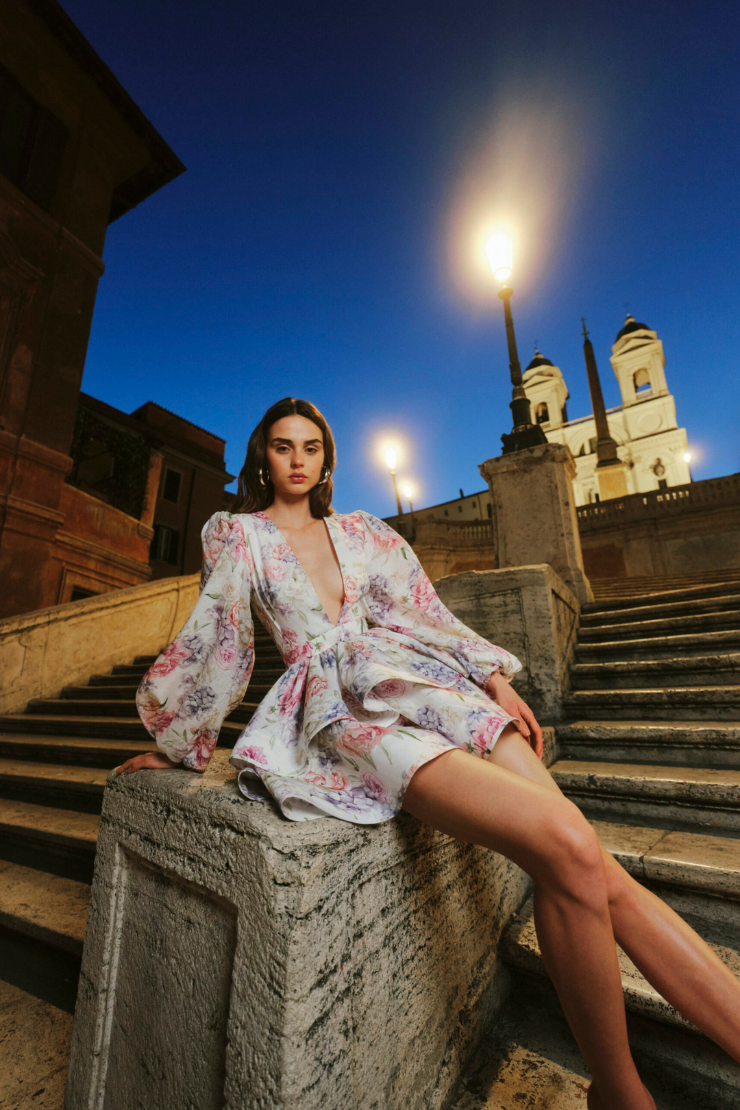 Damen Minikleid mit Blumenmuster und tiefem V-Ausschnitt