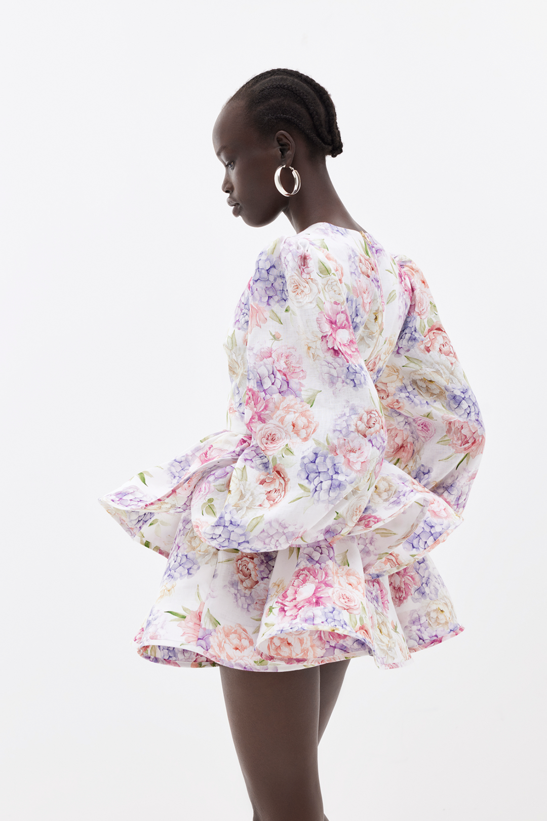 Damen Minikleid mit Blumenmuster und Ballonärmeln in Seitenansicht